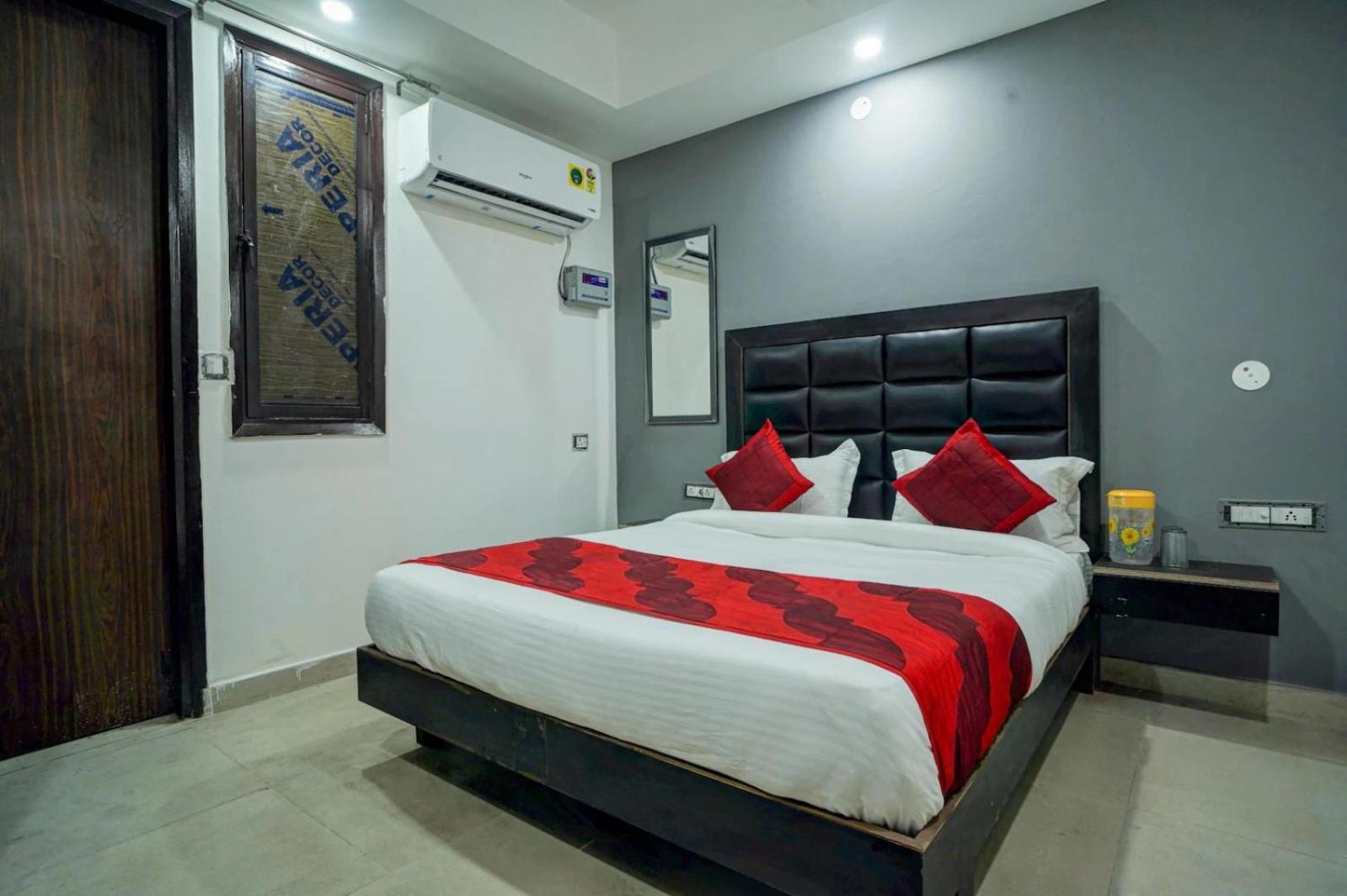 Love hotel Spot International - Main Bazar Paharganj