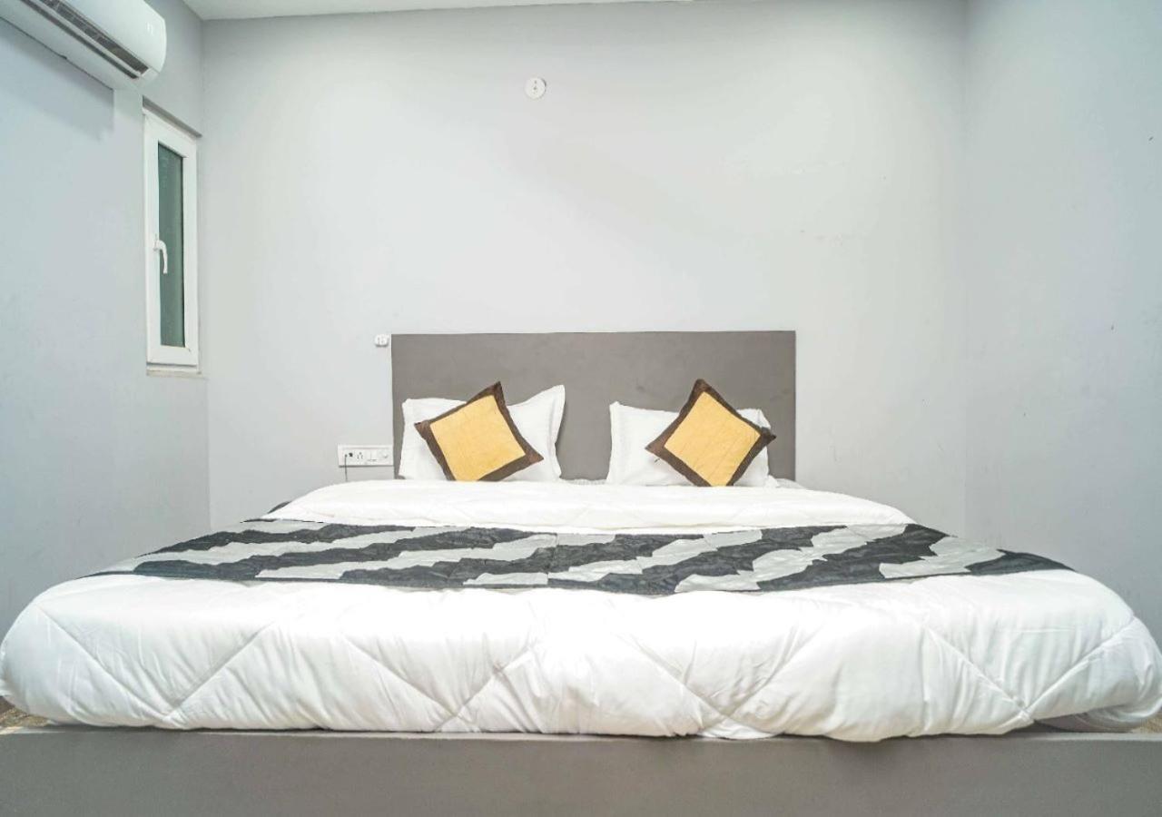 Love hotel Spot International - Main Bazar Paharganj *