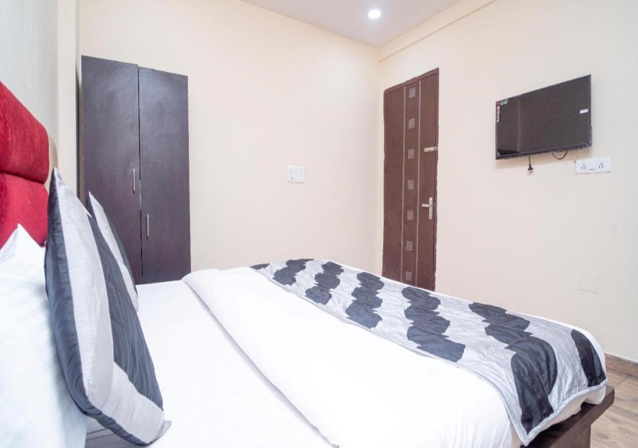 Love hotel Spot International - Main Bazar Paharganj New Delhi