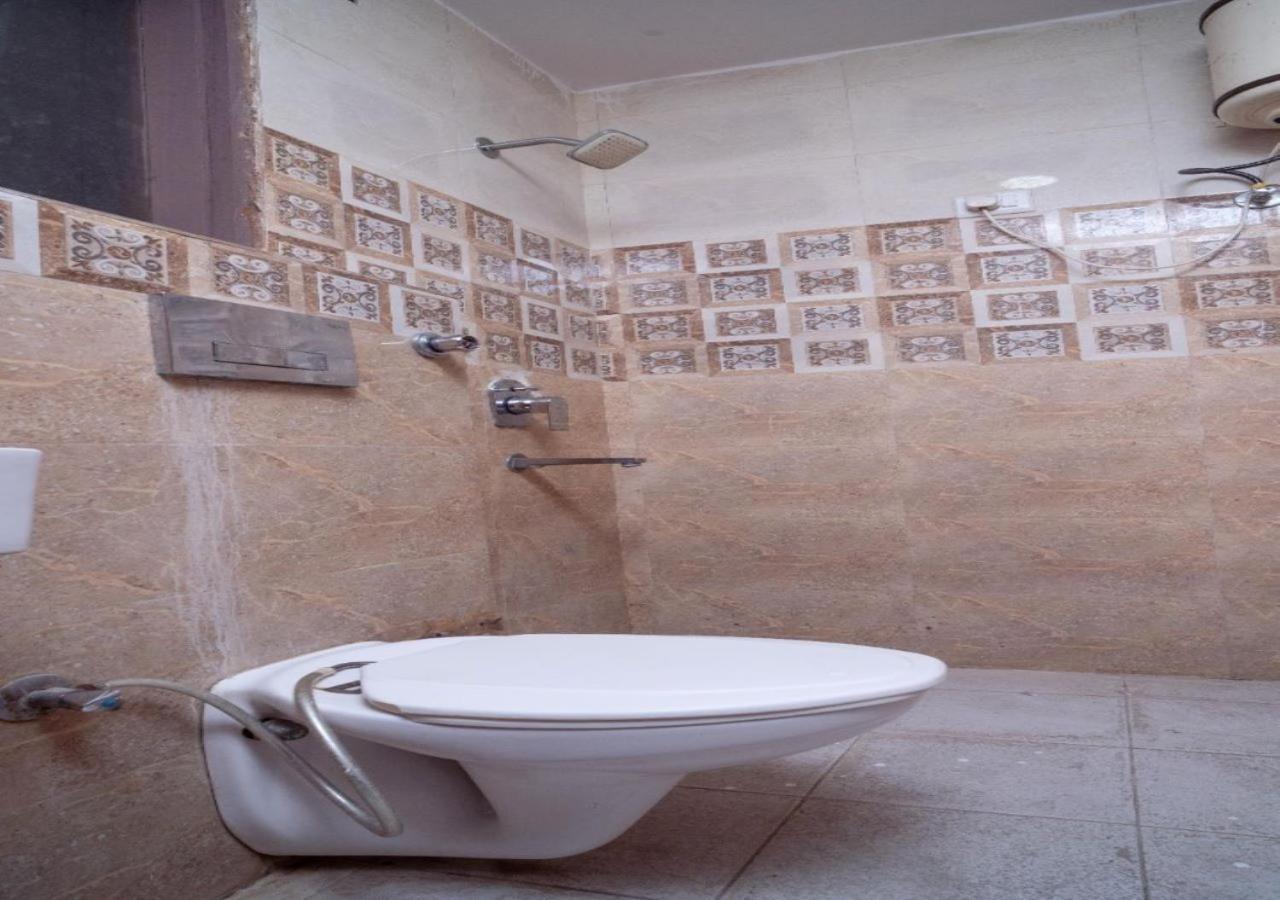 Love hotel Spot International - Main Bazar Paharganj