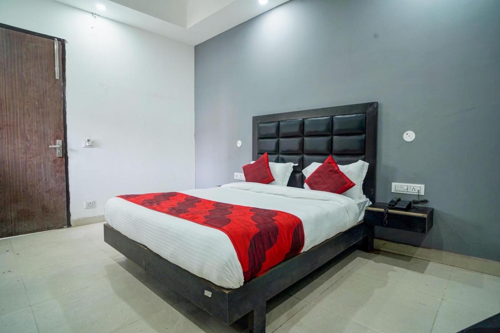 Love hotel Spot International - Main Bazar Paharganj *