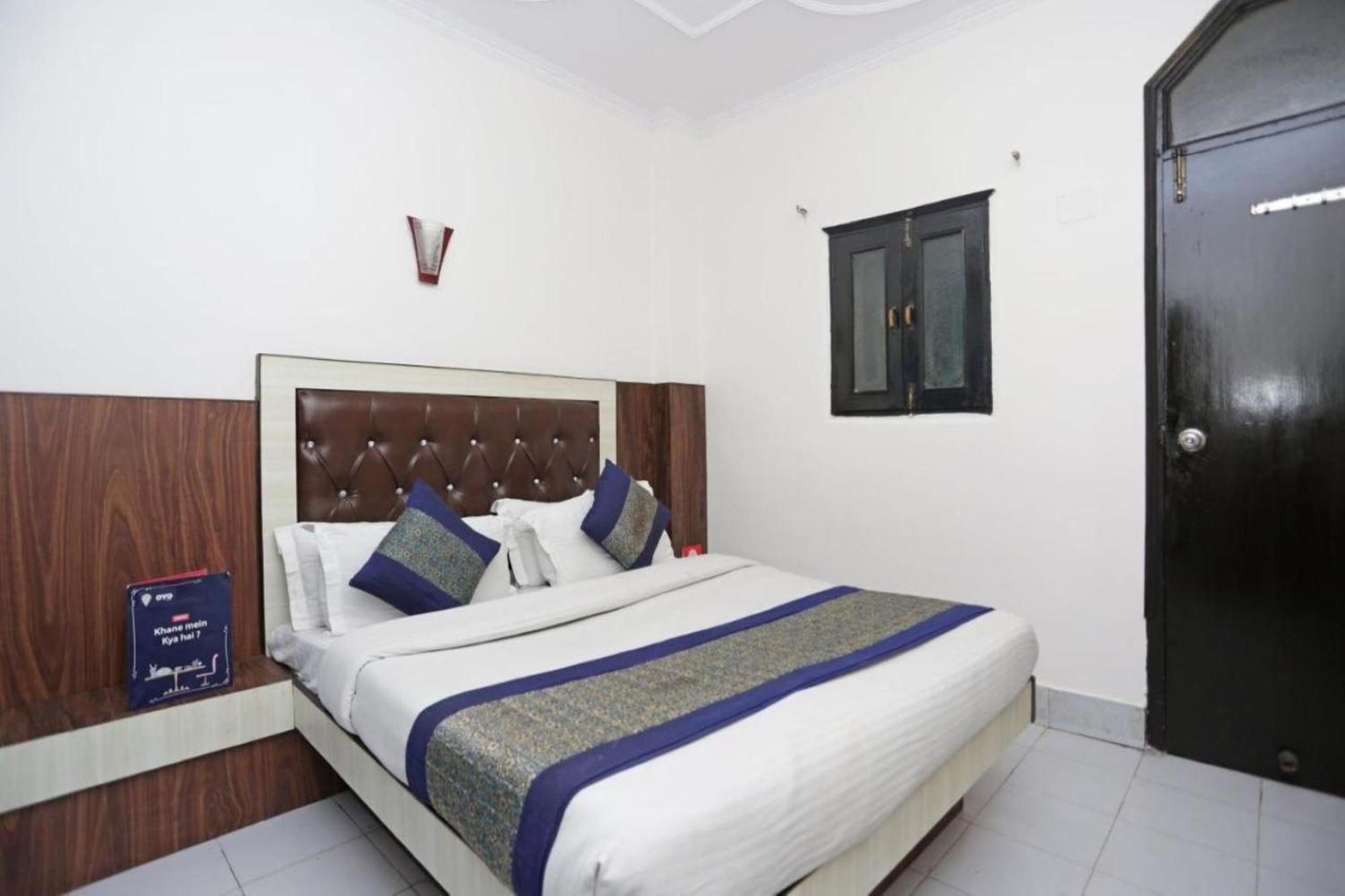 Love hotel Spot International - Main Bazar Paharganj *