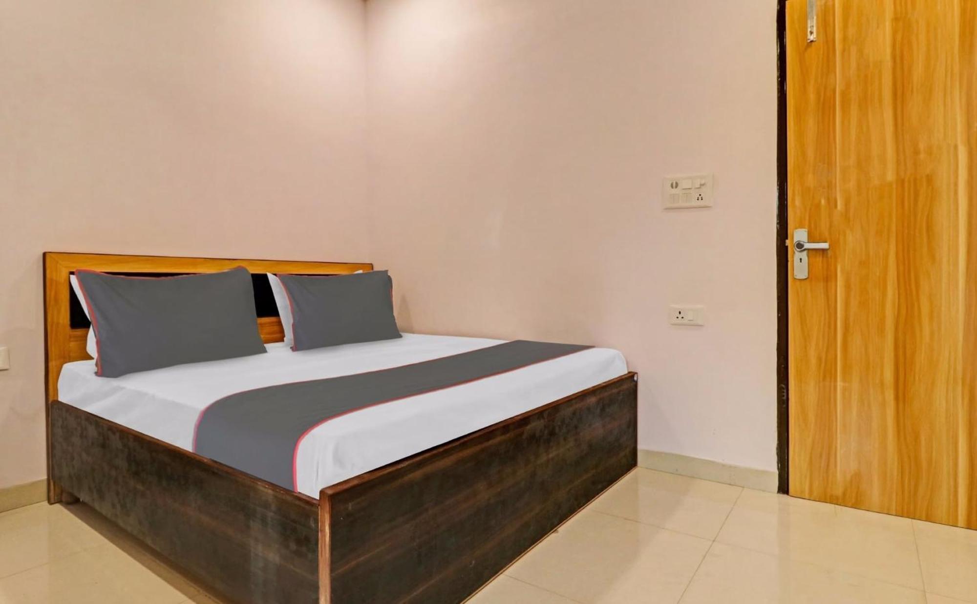 Collection O Qotel Peeragarhi