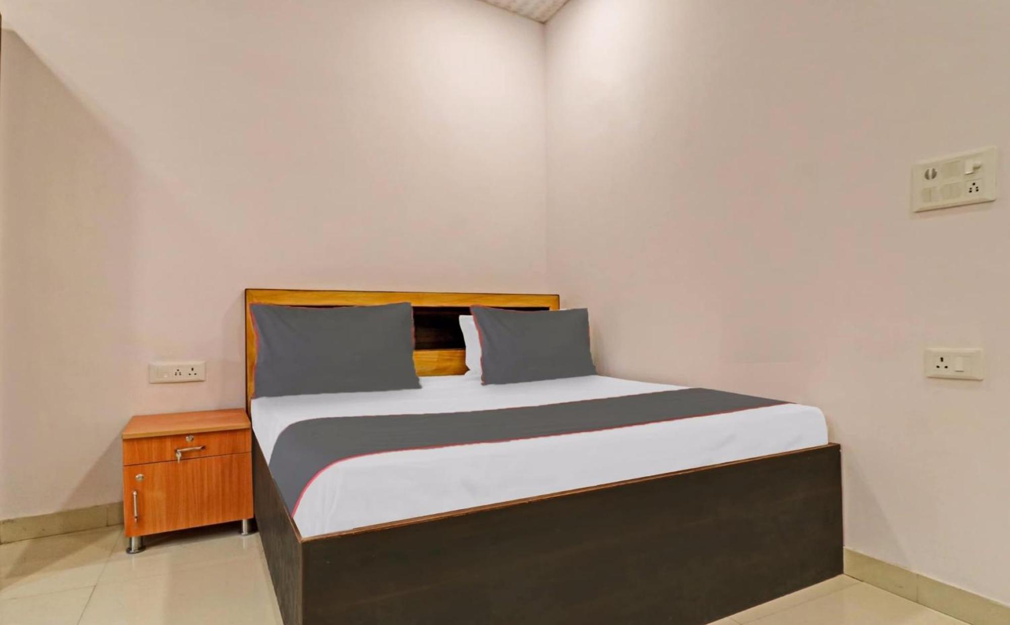 Collection O Qotel Peeragarhi Hotel 4*