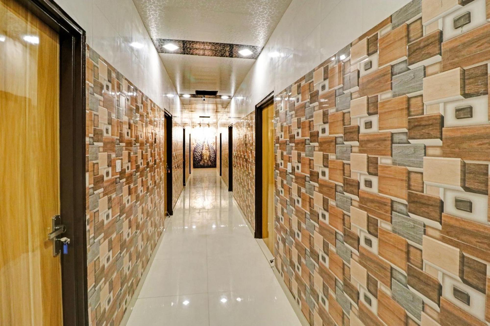 Hotel Collection O Qotel Peeragarhi 4*