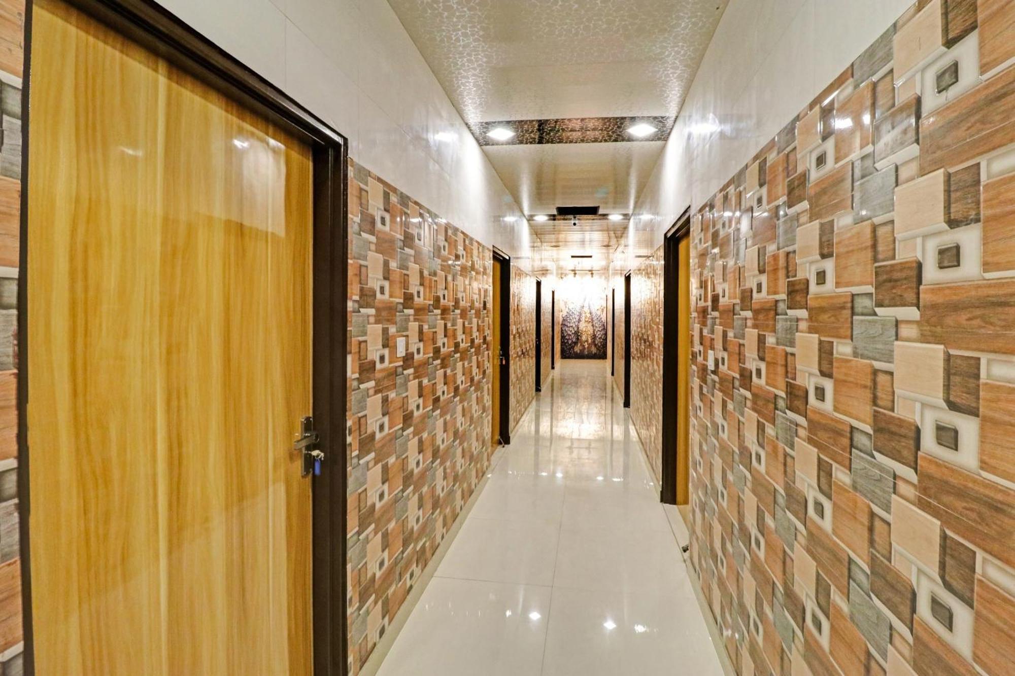 Hotel Collection O Qotel Peeragarhi Delhi (National Capital Territory of India)
