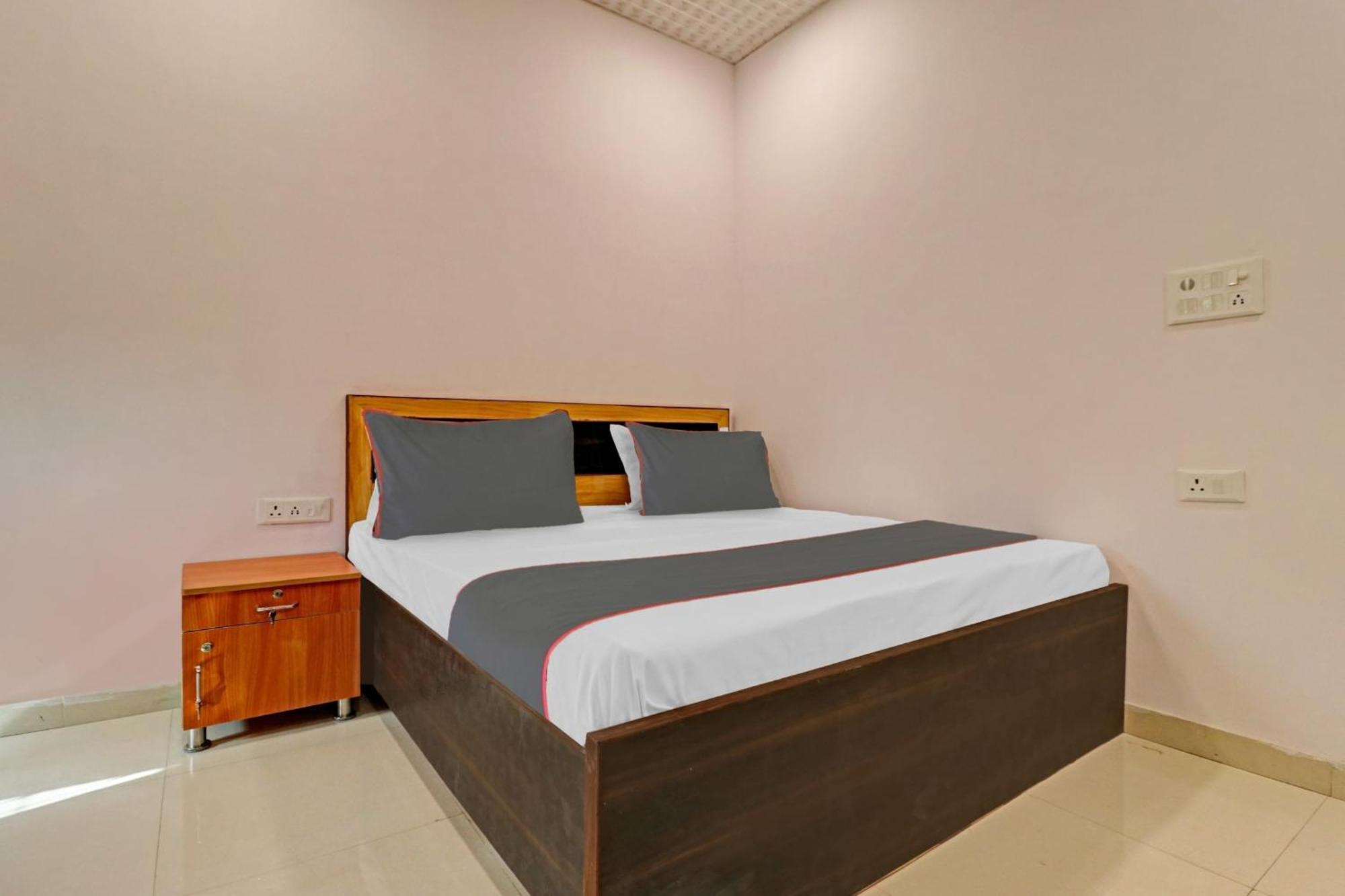 Collection O Qotel Peeragarhi