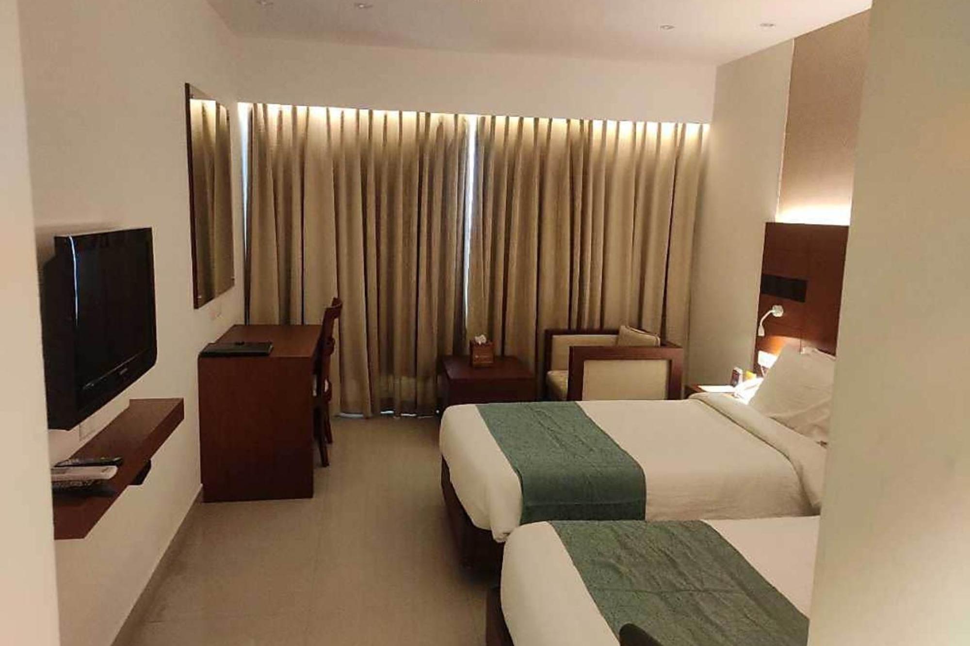 Hotel Emporio Near Railway Station