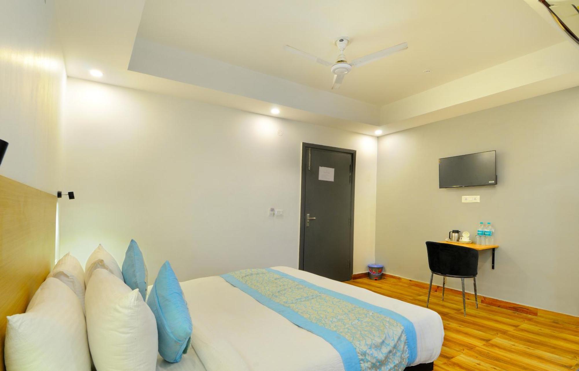 Emporio Near Railway Station 3*