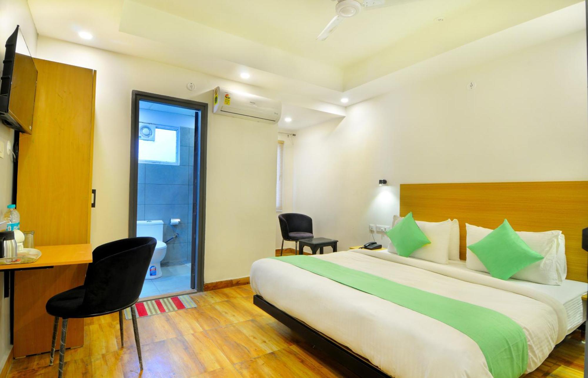 Emporio Near Railway Station Hotel