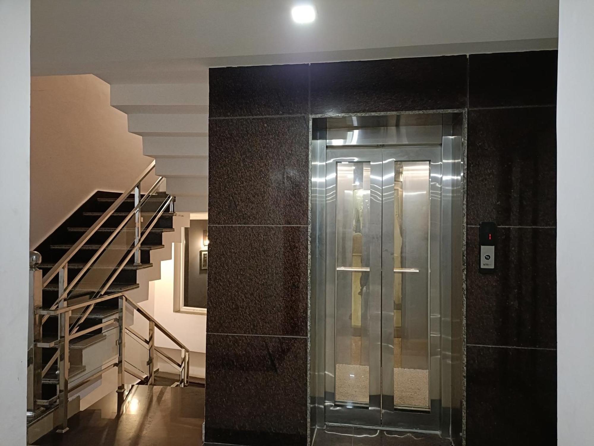 Hotel Luxury Near Igi Airport With Free Airport Transsfer 4*
