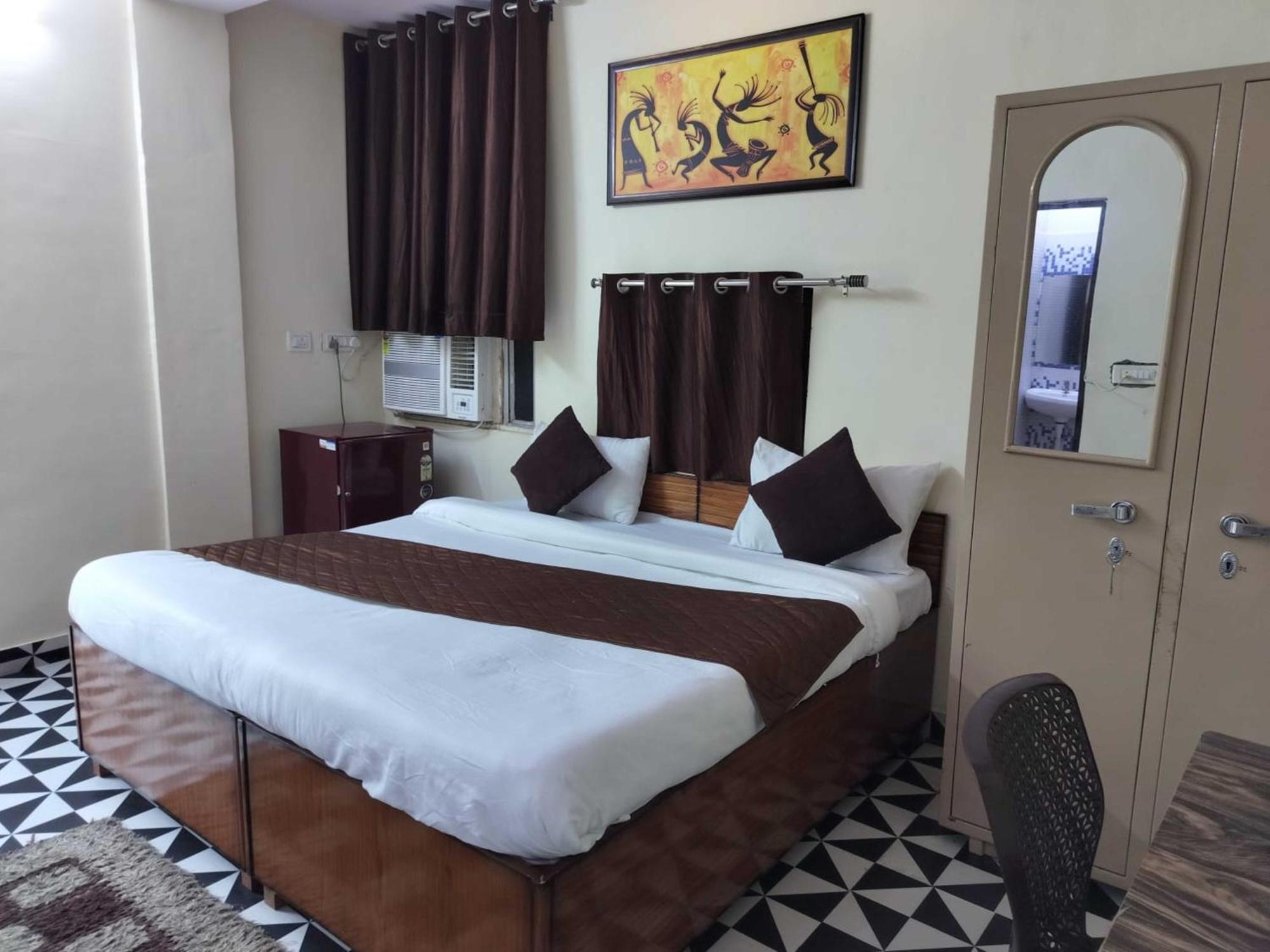 Hotel Cr Residency -near Chanakyapuri Embassy Area New Delhi