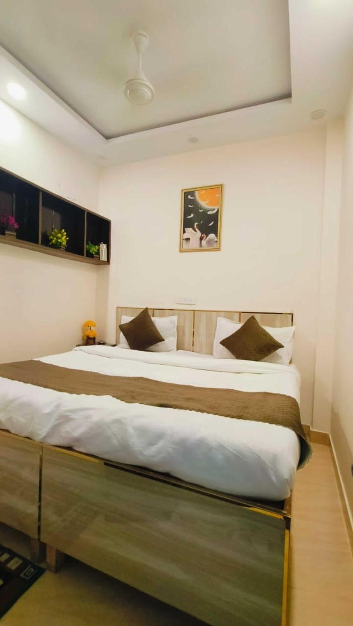 Cr Residency -near Chanakyapuri Embassy Area 3*