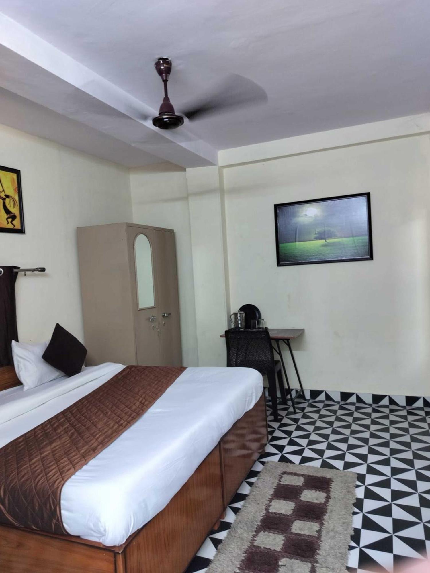 Hotel Cr Residency -near Chanakyapuri Embassy Area New Delhi