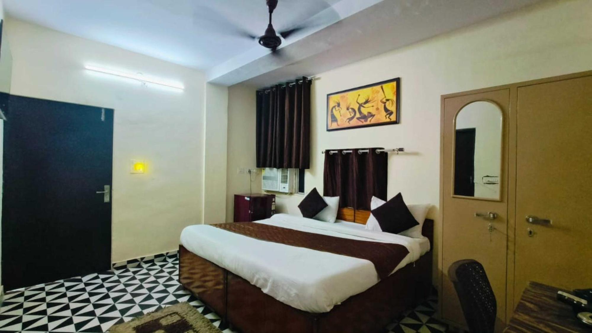 Cr Residency -near Chanakyapuri Embassy Area 3*
