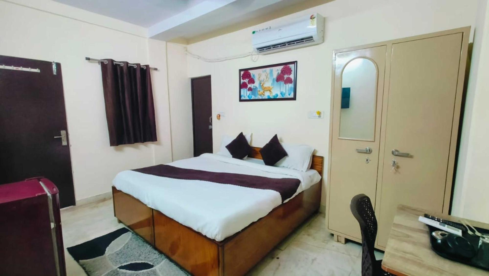 Hotel Cr Residency -near Chanakyapuri Embassy Area