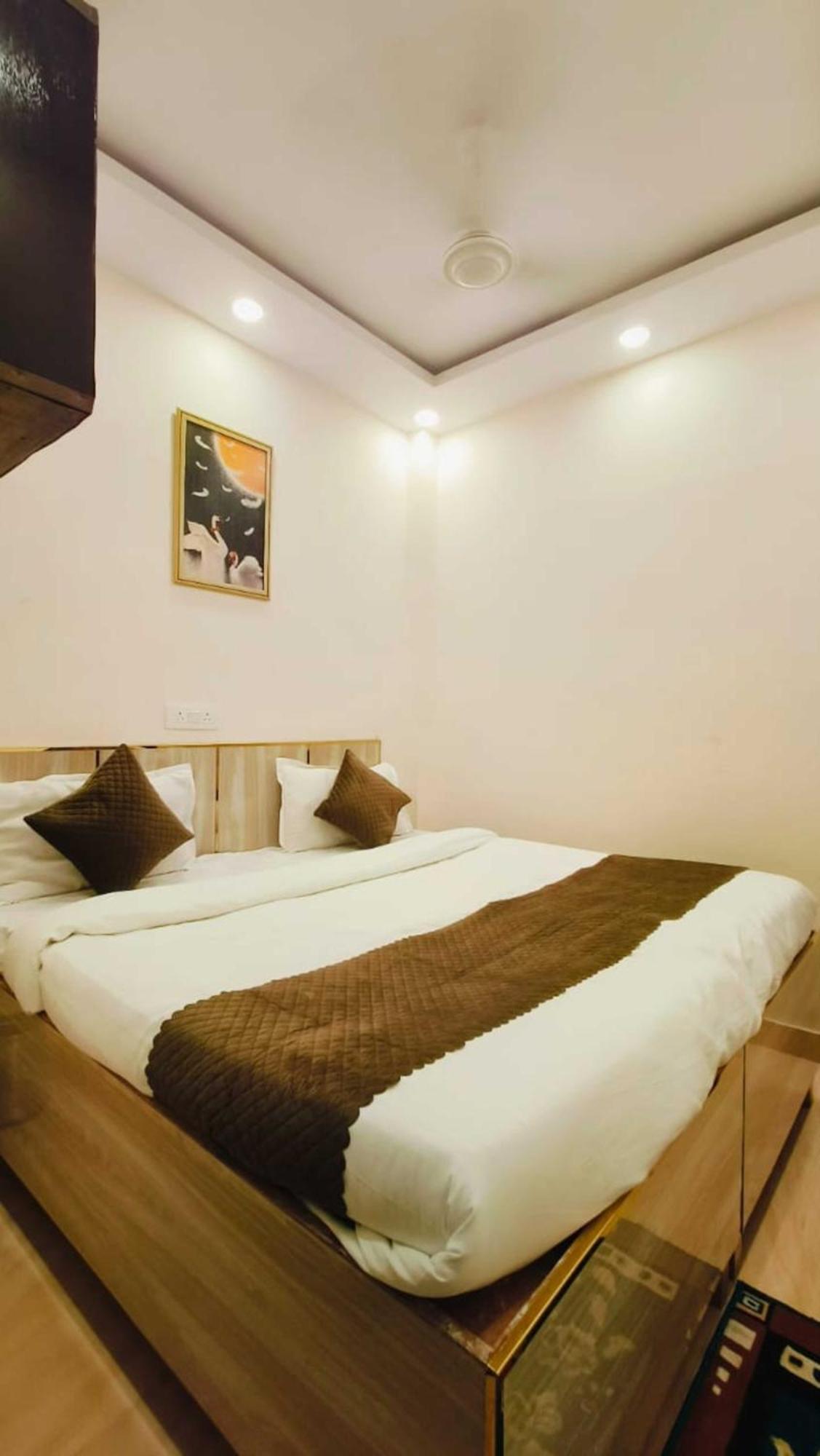Cr Residency -near Chanakyapuri Embassy Area Hotel 3*