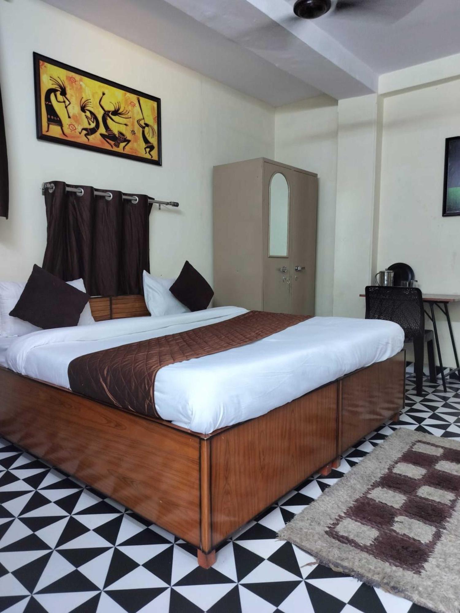 Hotel Cr Residency -near Chanakyapuri Embassy Area New Delhi