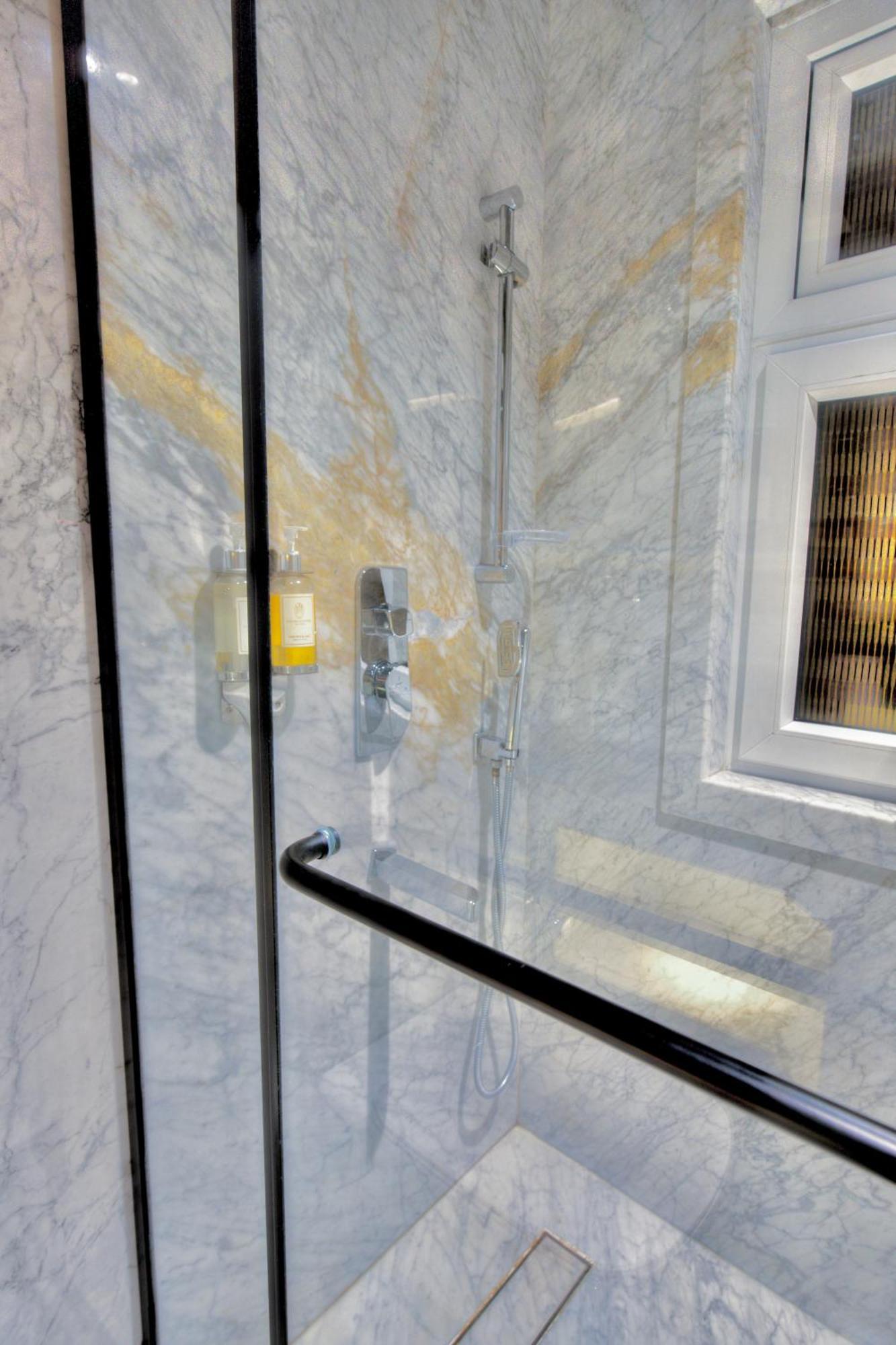 Empire Suites, Hotel