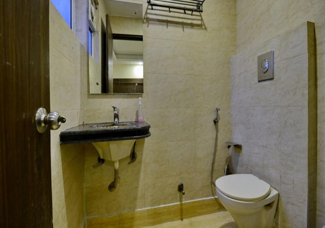 Love hotel Spot International - Main Bazar Paharganj New Delhi