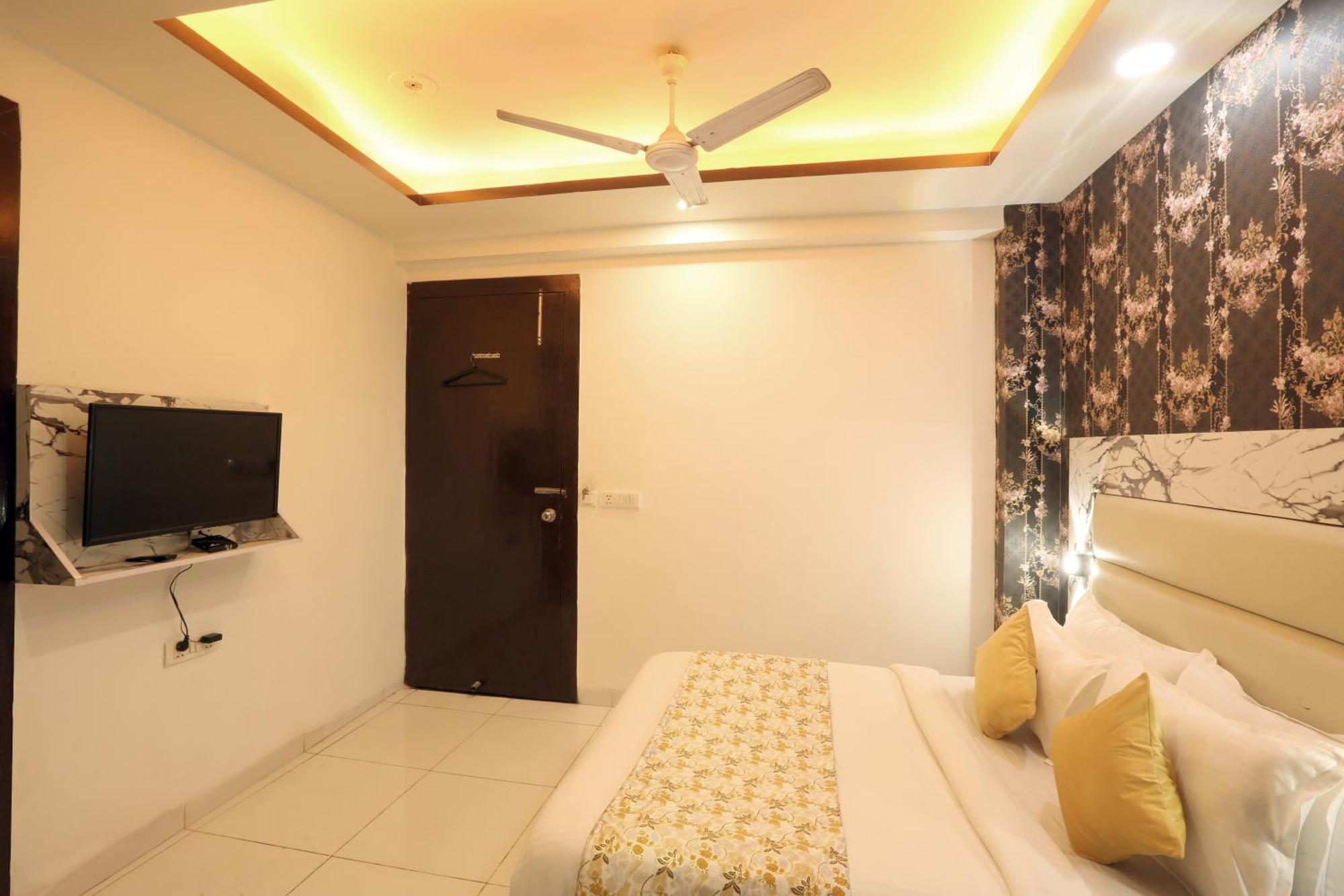 Bed & Breakfast Red Velvet-airport Drop Free Delhi New Delhi