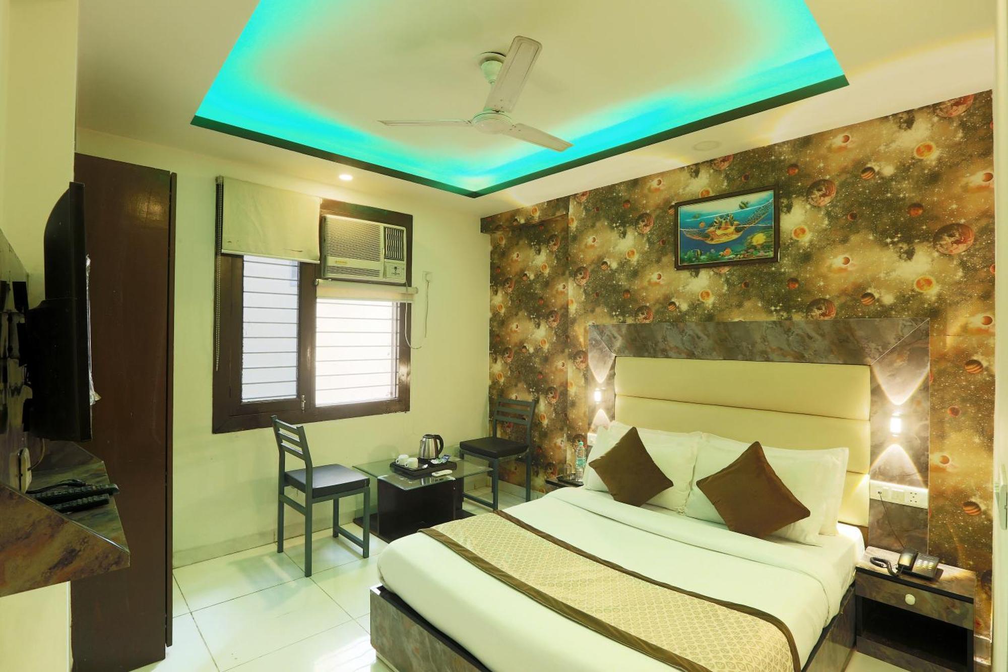 Red Velvet-airport Drop Free Delhi Bed & Breakfast