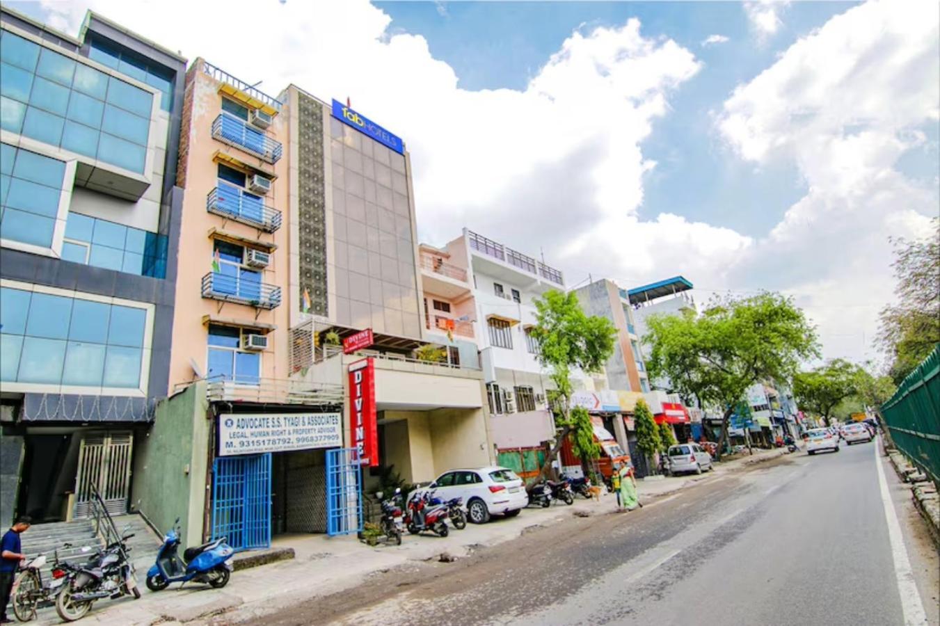 Hotel Divine Residency By Jmd Group Near Yashobhoomi & Delhi Igi Airport