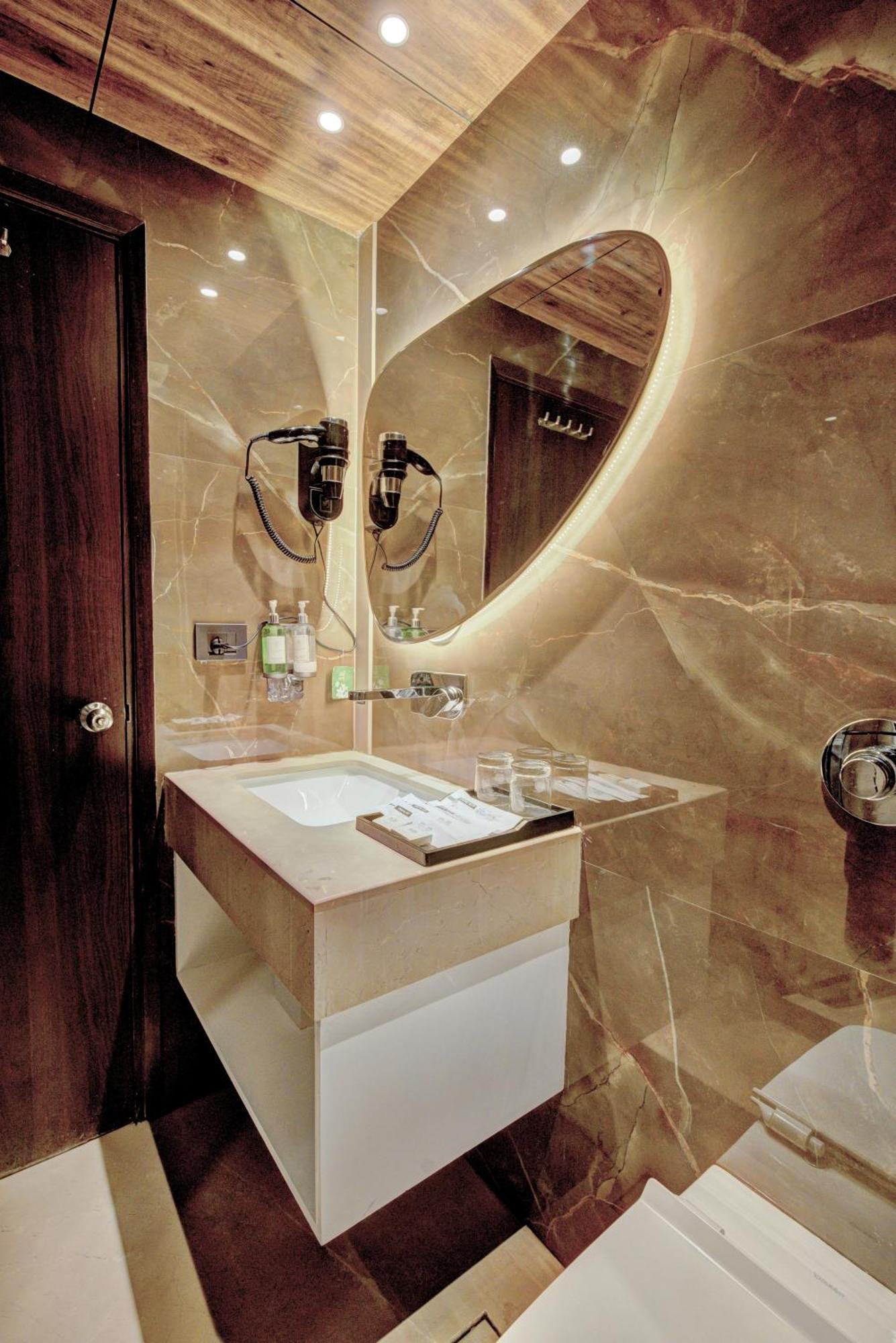 Empire Suites, 4*