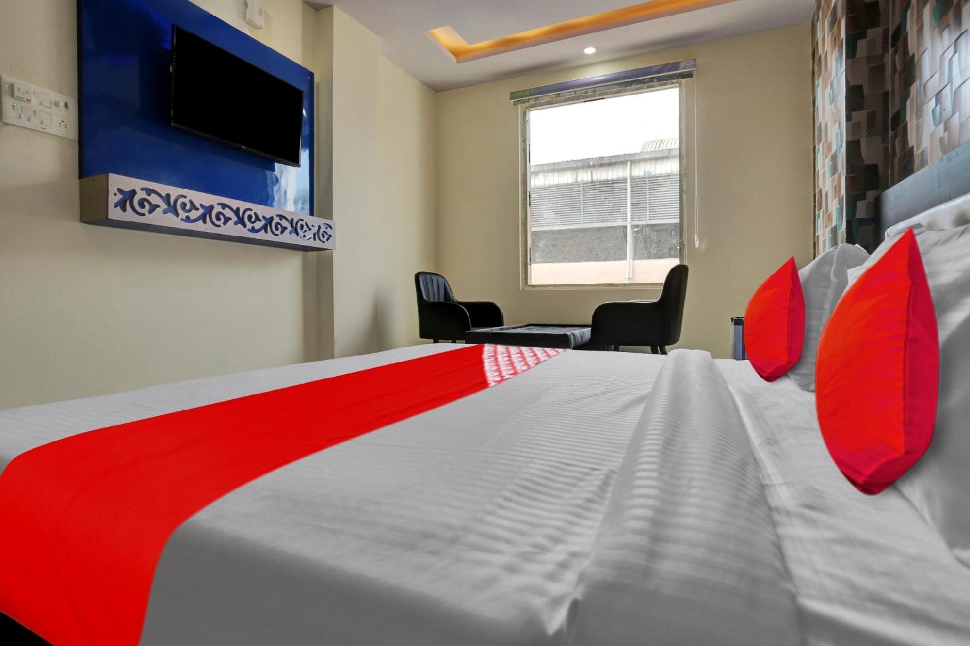 O Metro Height's Near Nangloi Railway Metro Station Hotel