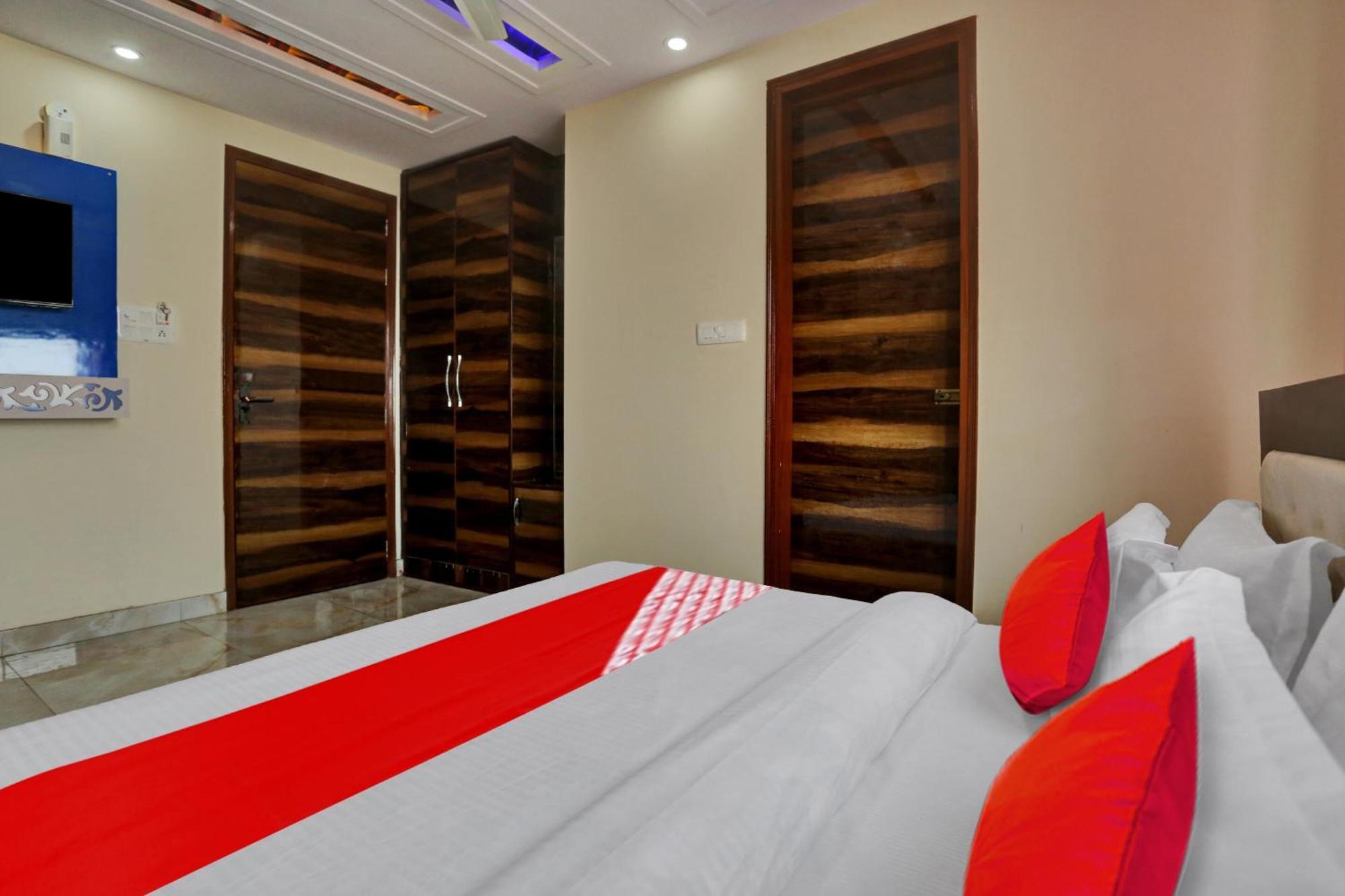 Hotel O Metro Height's Near Nangloi Railway Metro Station
