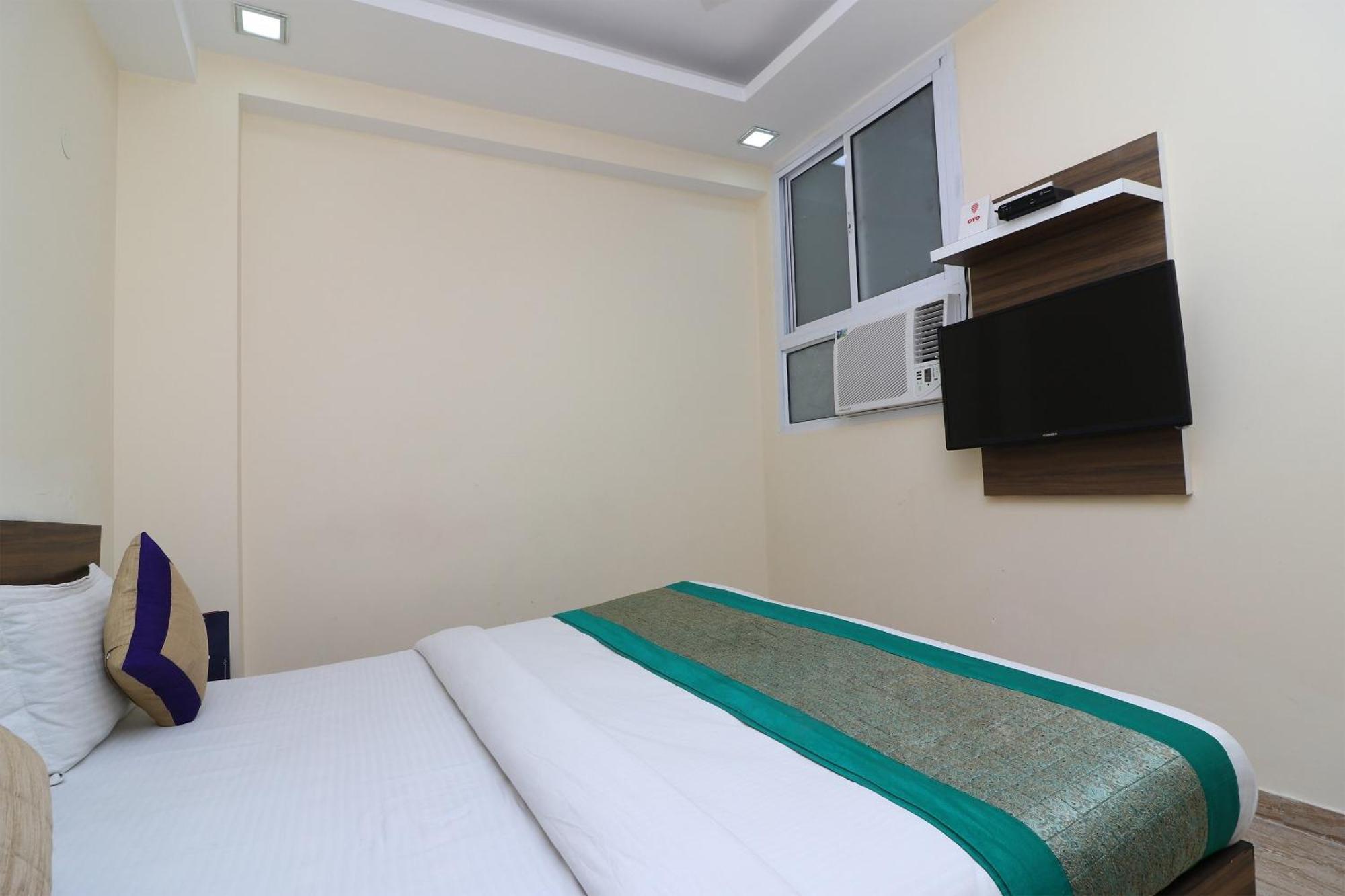 Collection O Nandgiri Hotel New Delhi
