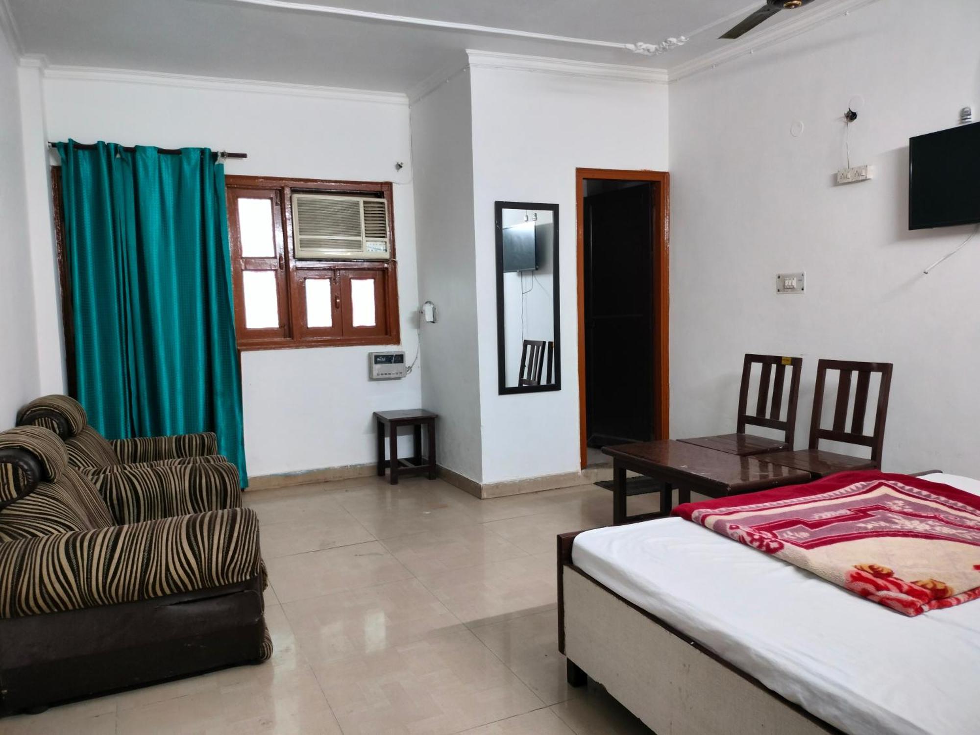 Lotus - 1 Min Walk In From Nizamuddin Railway Station *