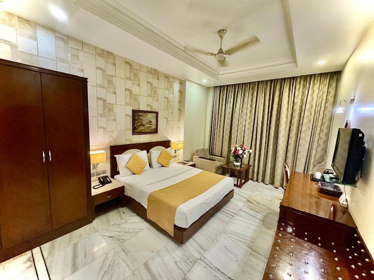 Hotel Gtb Florence Inn, 2min Walk From Karol Bagh Metro 4*