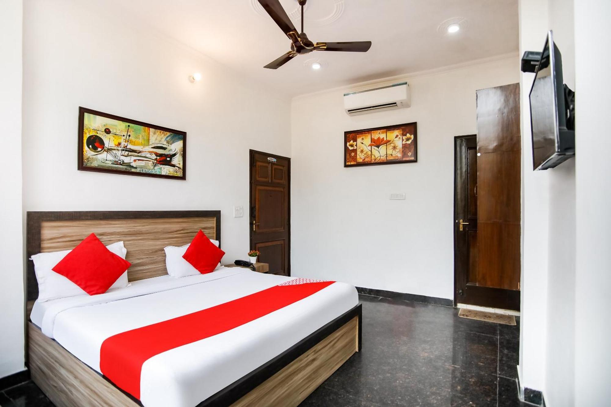 Hotel O Surya 3*