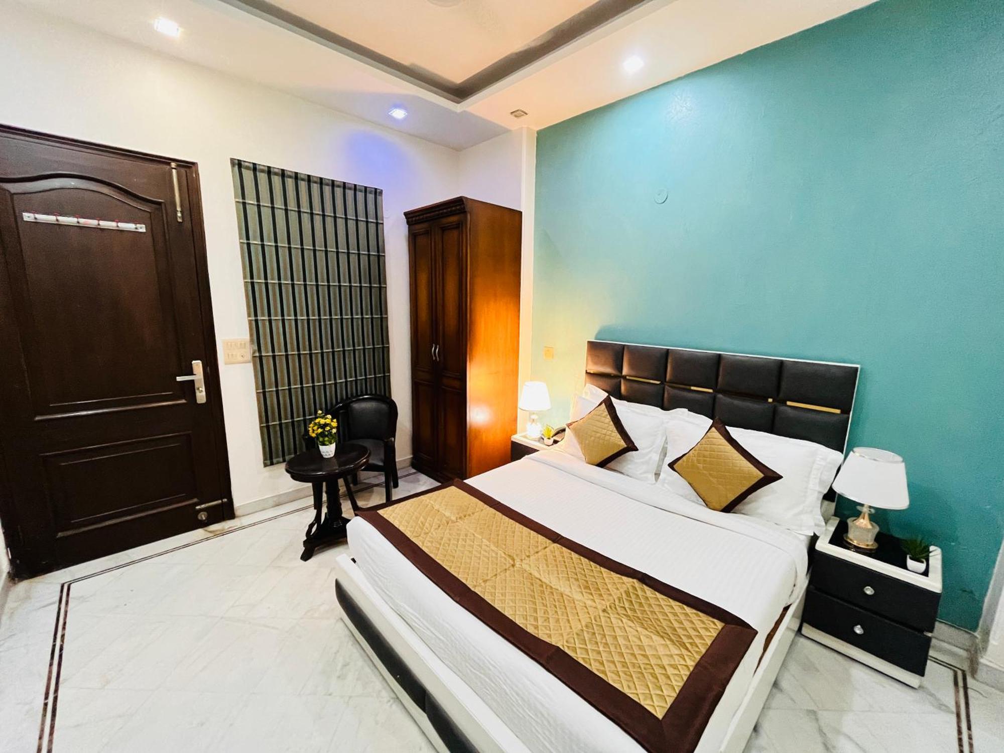South - Park Near Hauz Khas South Delhi 3*