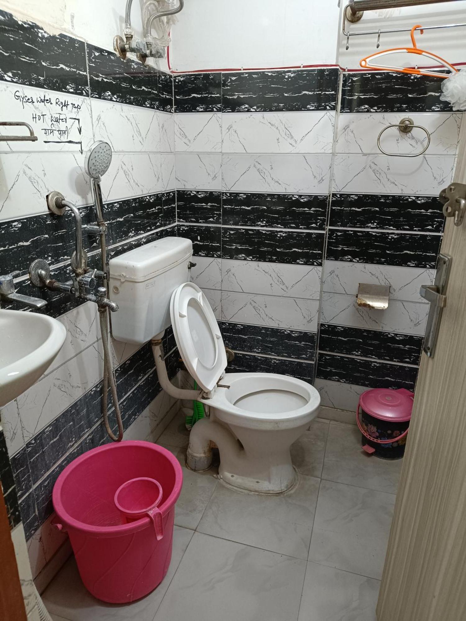 Frazyone Hostel *