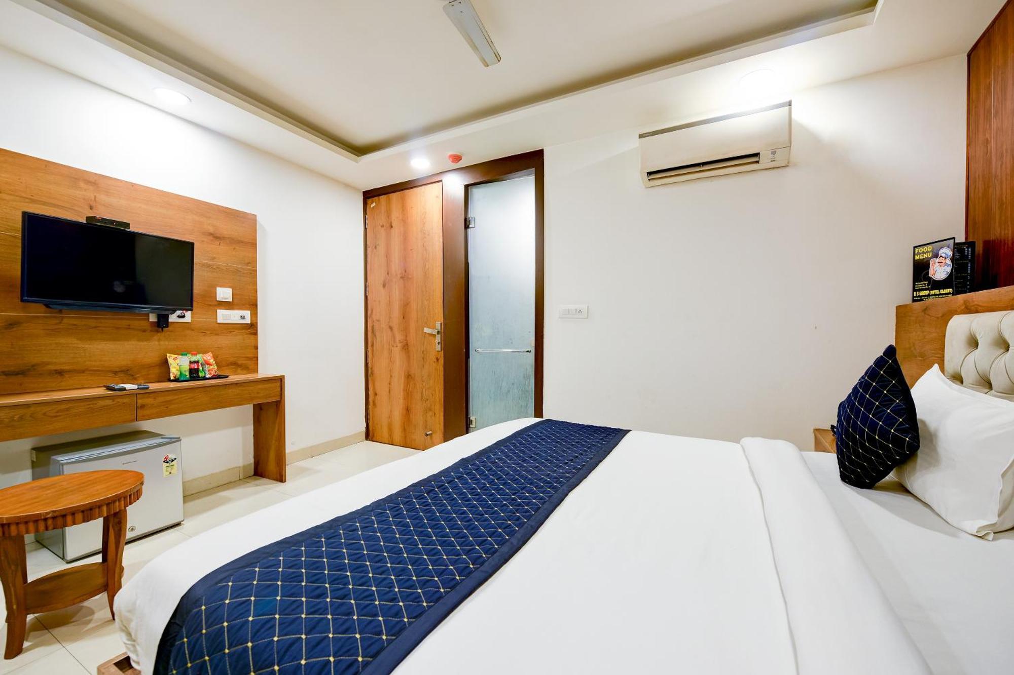 Glory Near Delhi Airport Hotel 4*