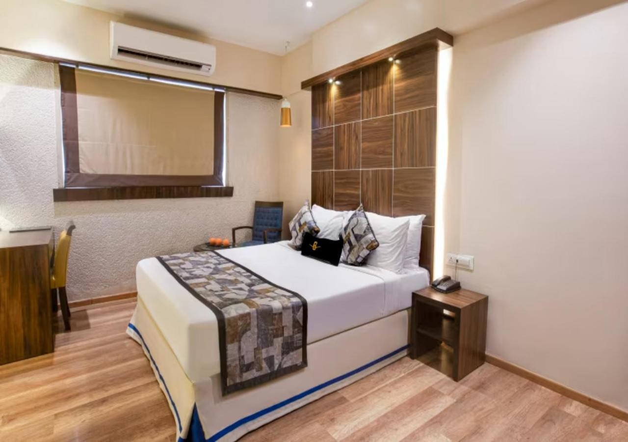 Glory Near Delhi Airport Hotel 4*