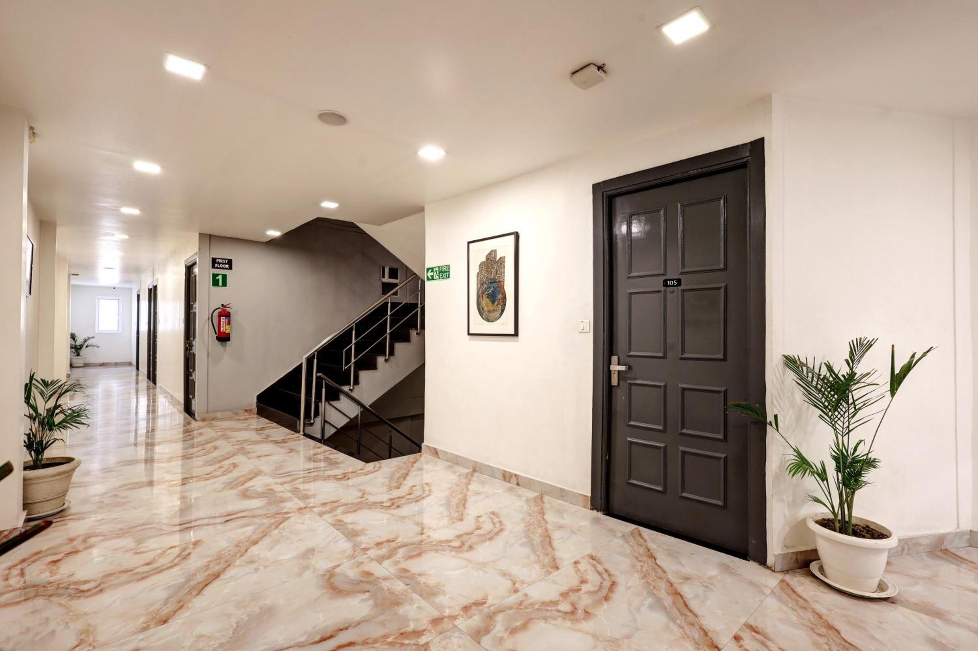 Hotel The Rasa Near Welcome Metro Station 3*