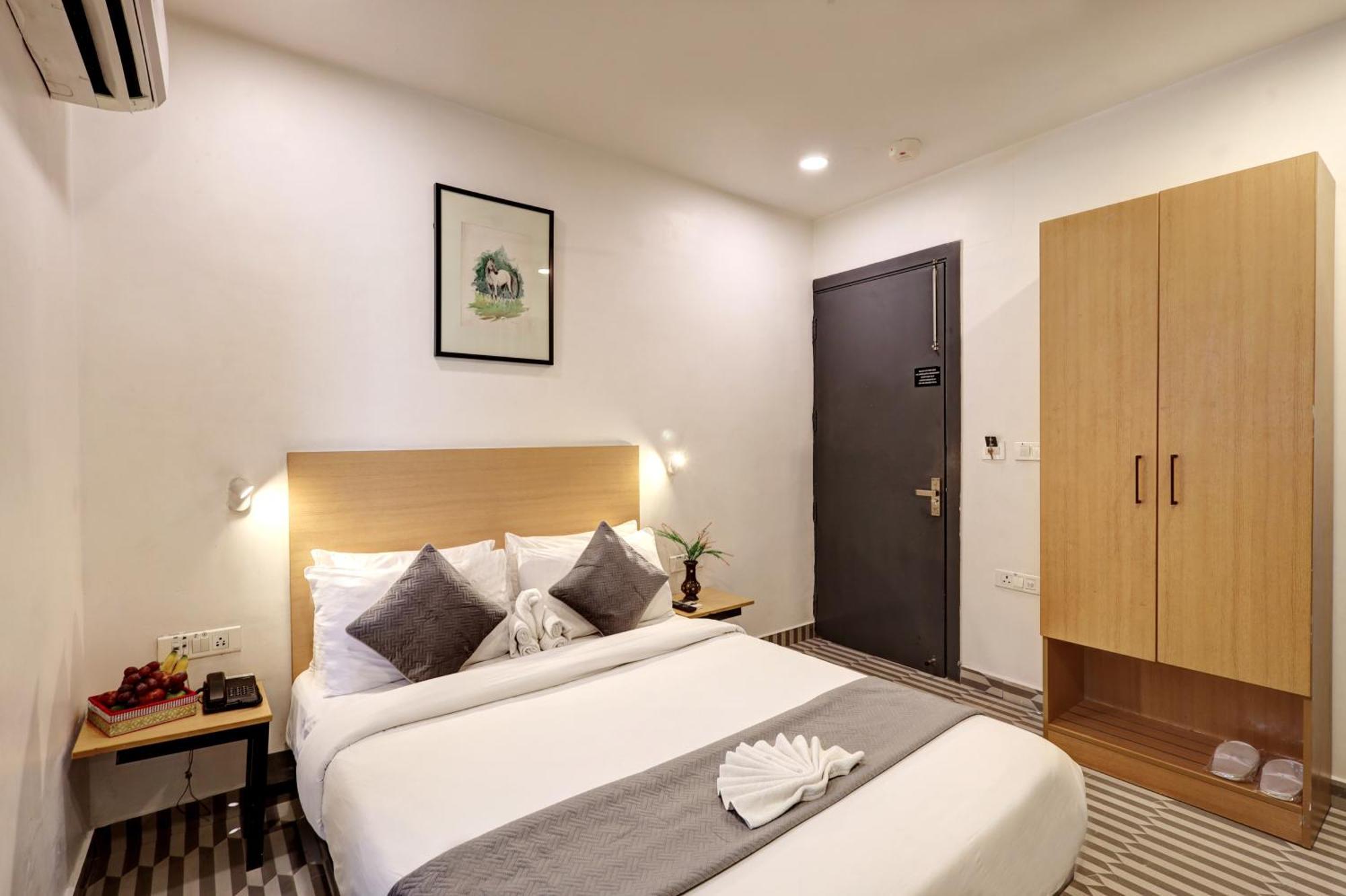 Hotel The Rasa Near Welcome Metro Station 3*