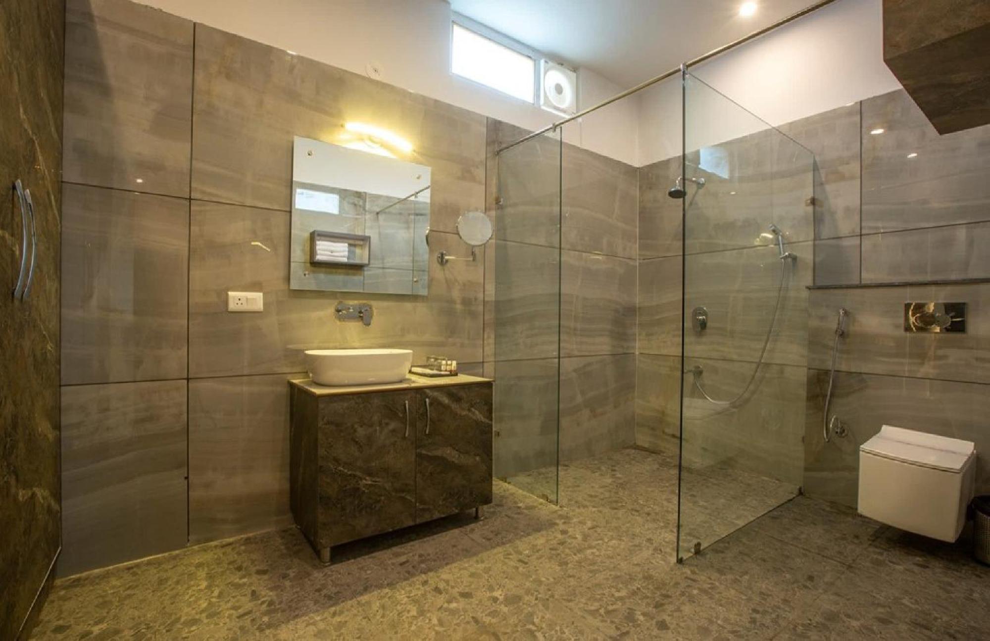 Hotel Silky Igi Airport Delhi 4*