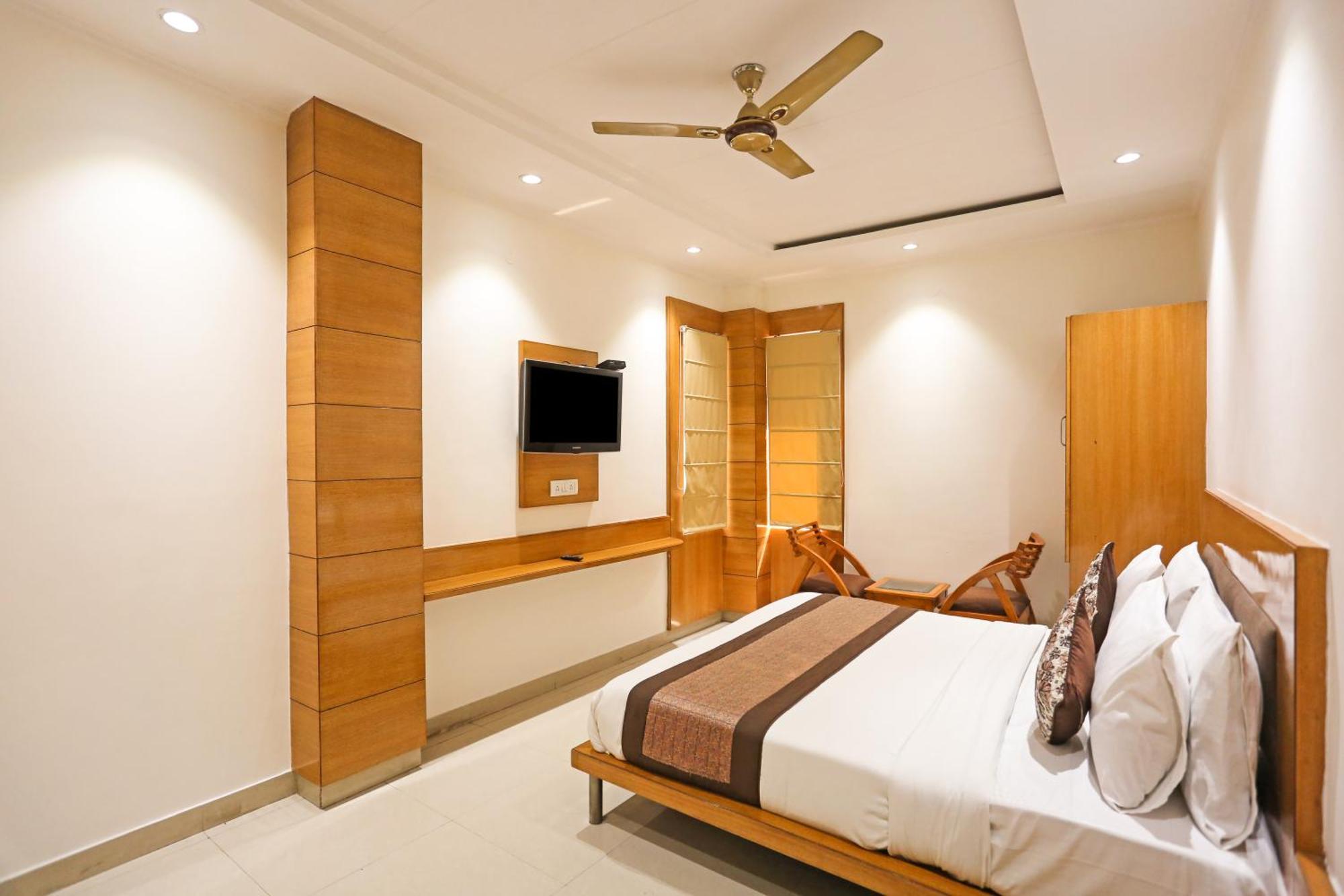 Silky Palace Near Igi Airportt