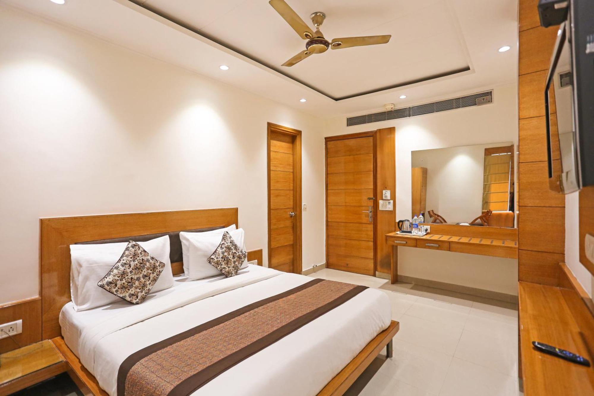 Silky Palace Near Igi Airportt Hotel