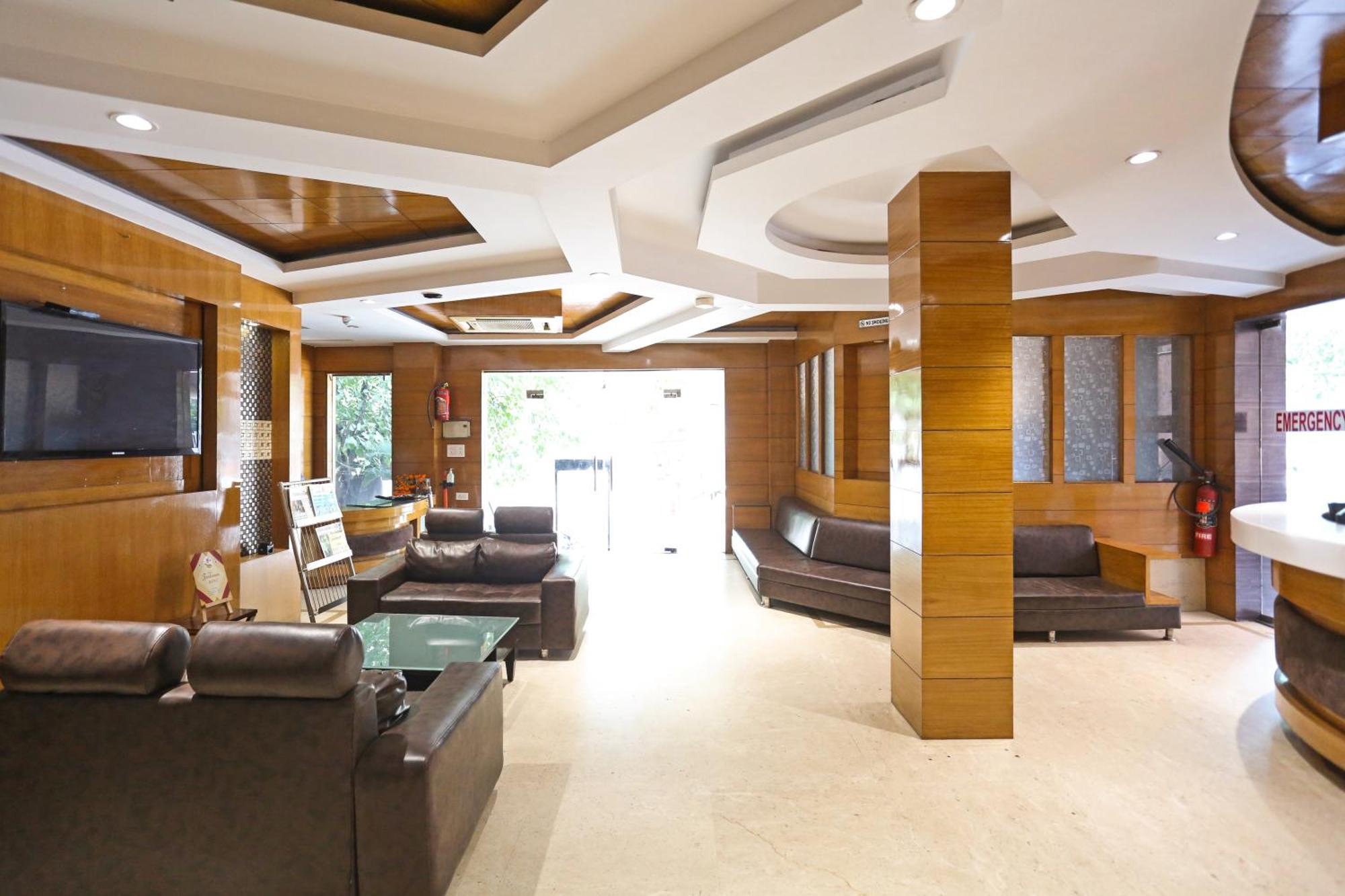 Silky Palace Near Igi Airportt