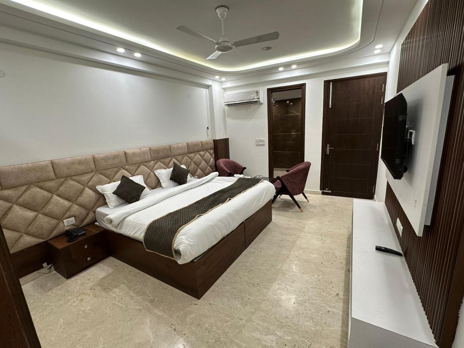 Hotel The Royal Oakes New Delhi