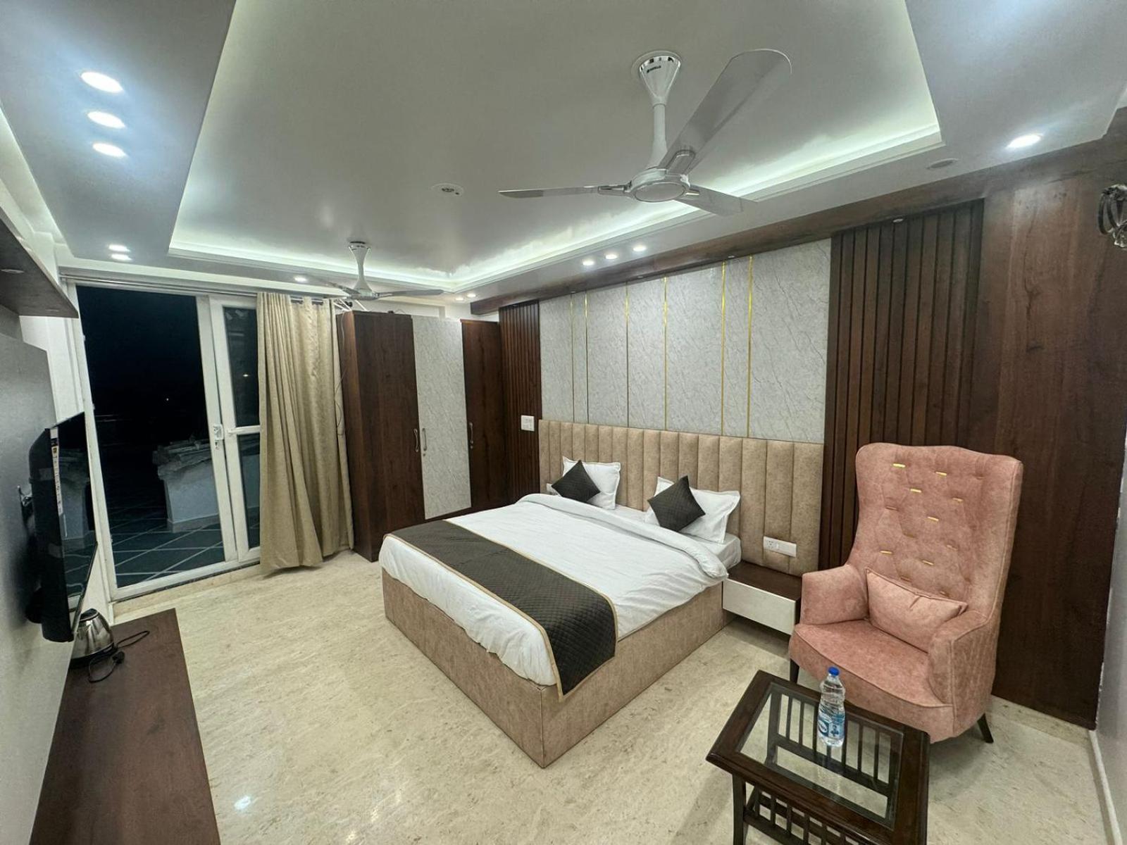 The Royal Oakes 3* New Delhi