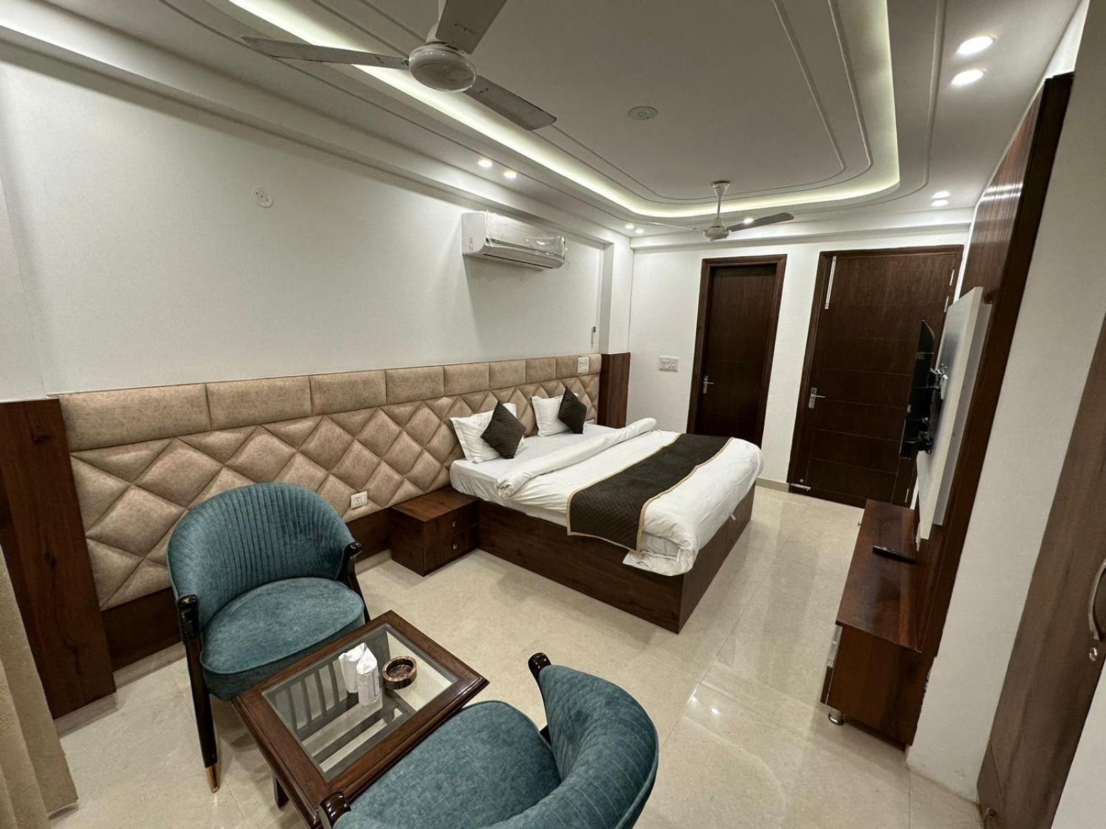 Hotel The Royal Oakes New Delhi