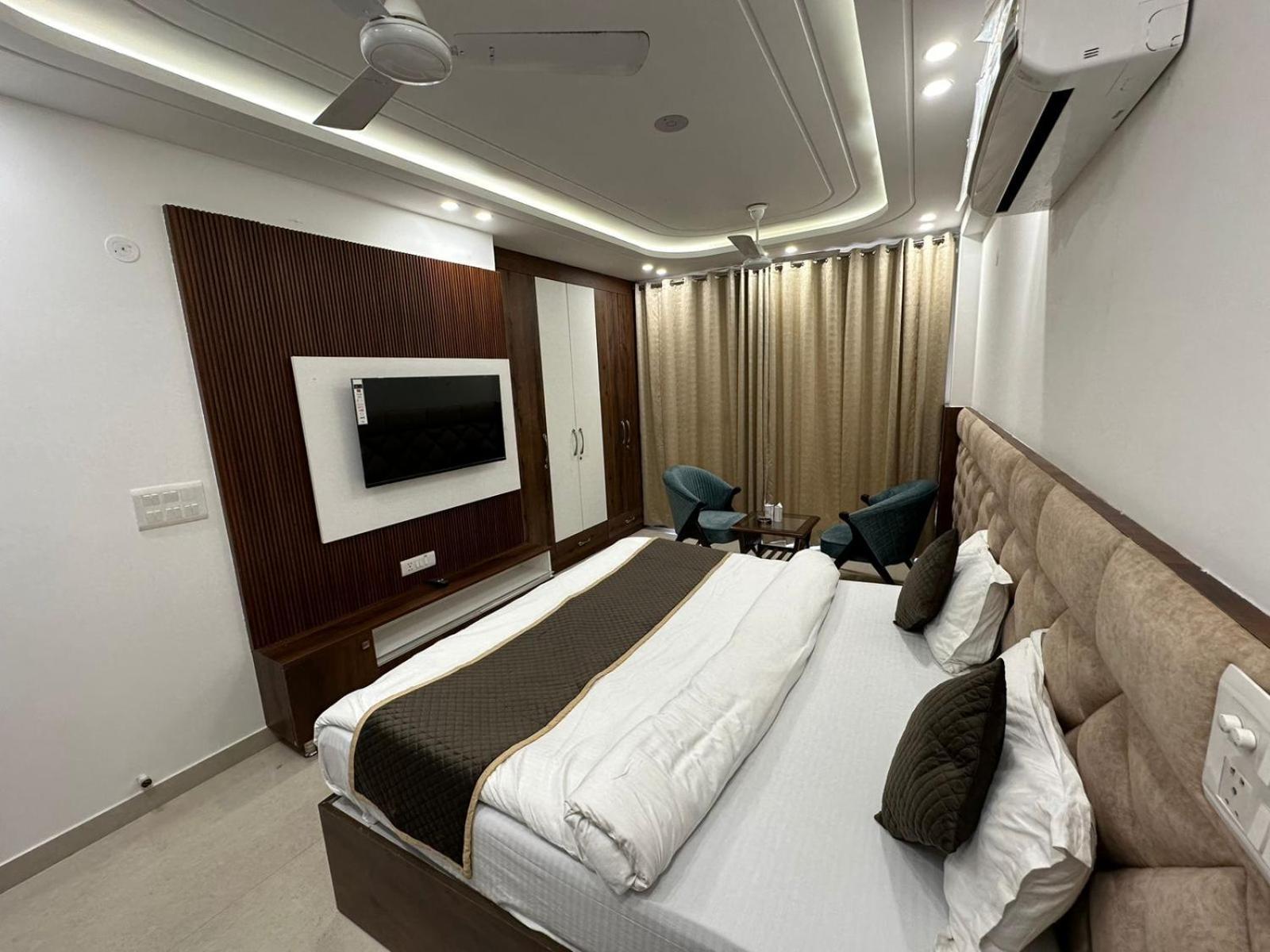 The Royal Oakes 3* New Delhi