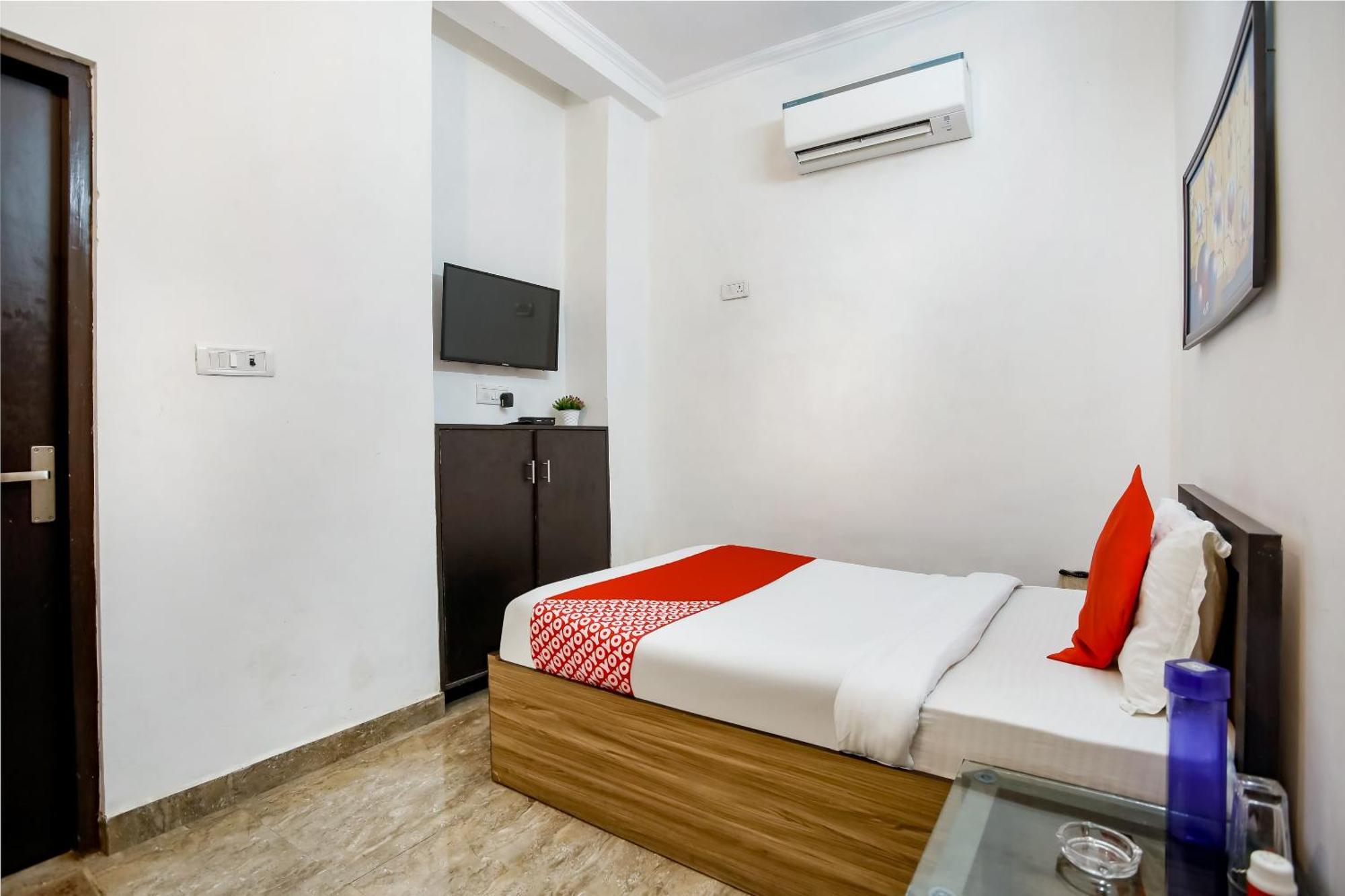Hotel O Surya 3*