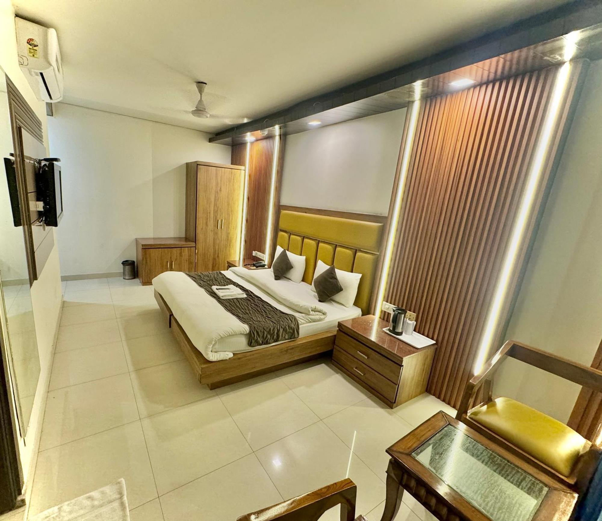 Hotel Pride, Karol Bagh